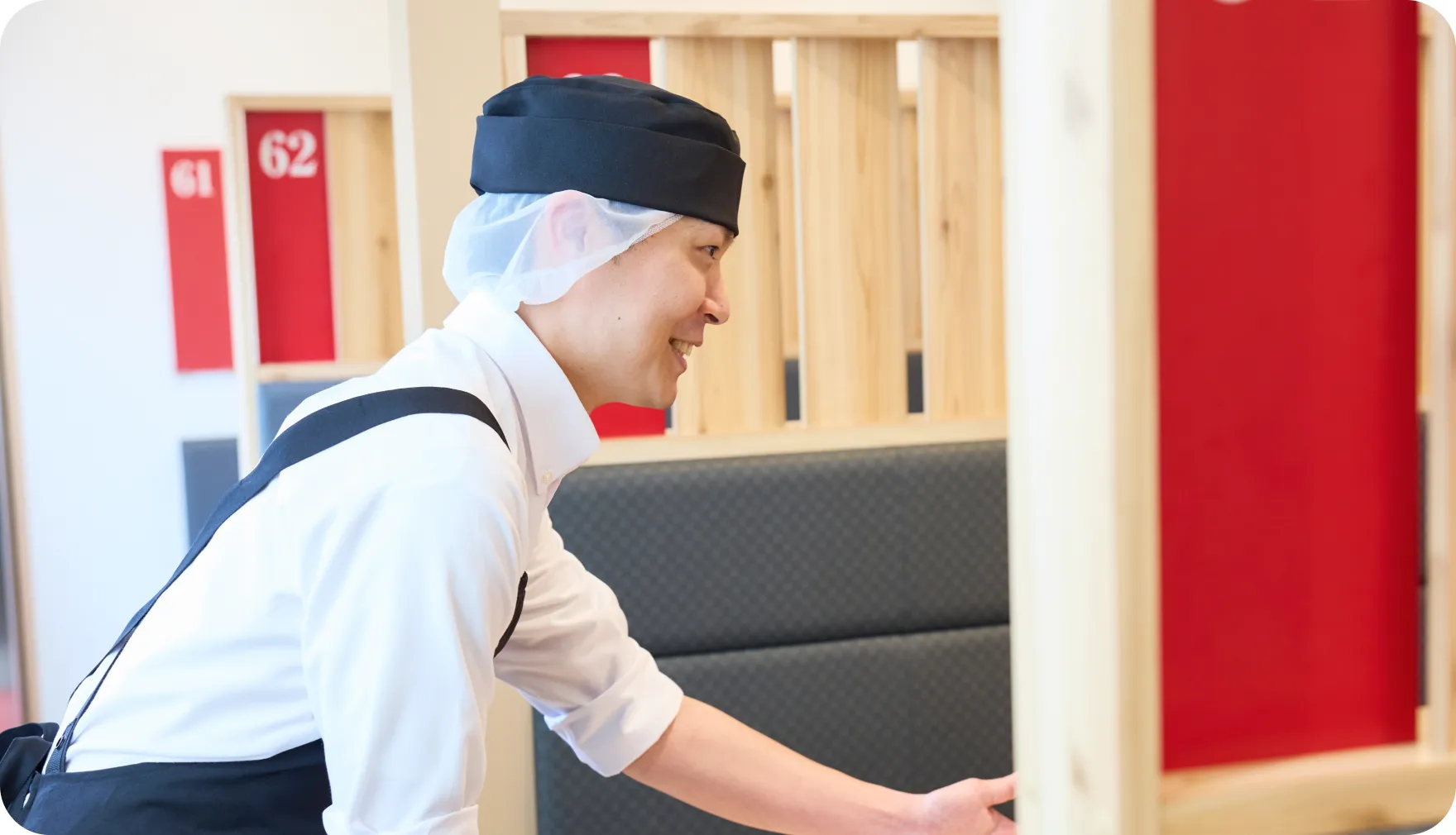 客席のテーブルを整える佐藤圭介