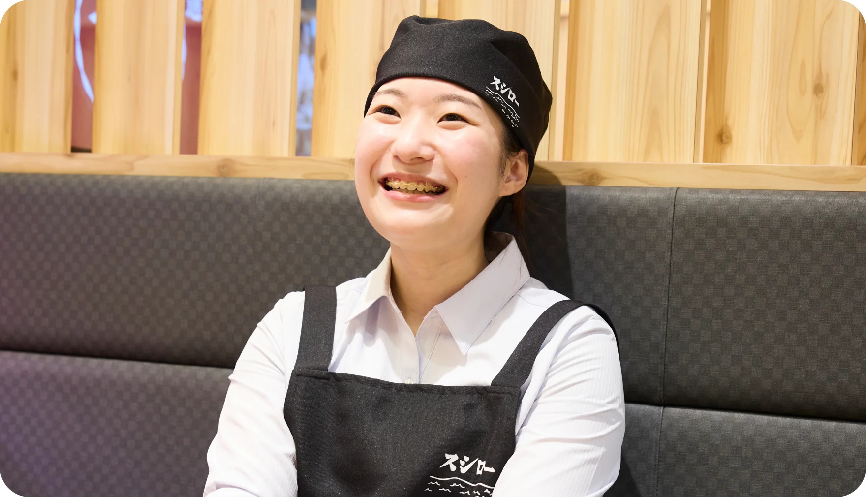 客席のソファ席に座って笑顔で話す大澤未来