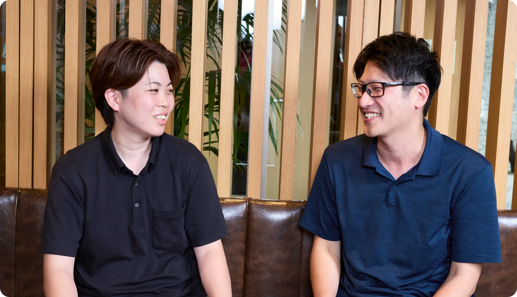 並んで座り、笑顔で話す佐々木と川江