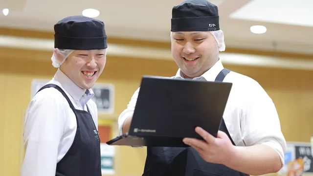 店舗の数値を確認する社員